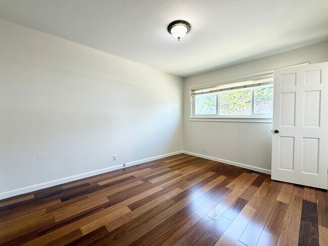 Building Photo - Gorgeously Updated 4-Bed/3-Bath Home & Ent...