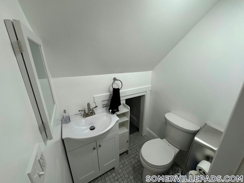 Building Photo - 11 Burnham St