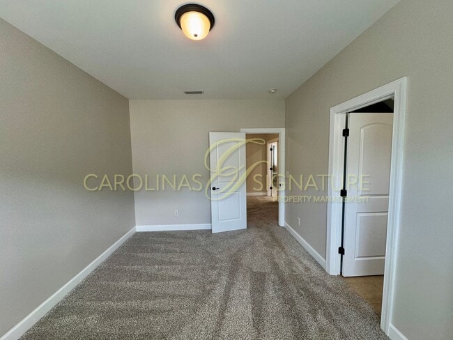 Building Photo - Move-In Ready Family Home. Prime Location,...