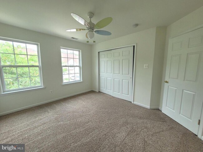 Building Photo - 35 Tudor Ct
