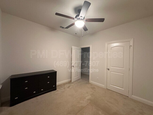 Building Photo - 2610 Meadow Ridge Dr