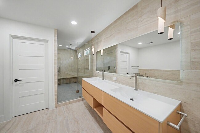 Building Photo - 4001 Bullock Dr