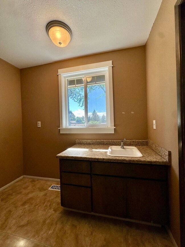 Building Photo - 3 Bed | 2 Bath | 1.17 Acres | Single-Level Home | Mountain Views