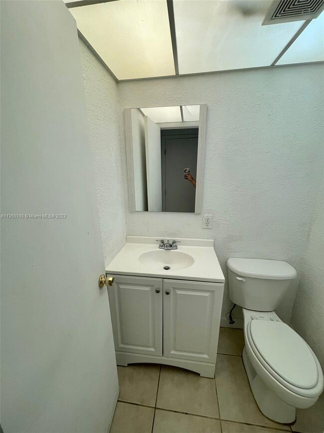 Building Photo - 4750 NW 9th Dr