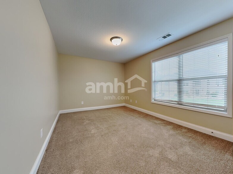 Building Photo - 3419 Greentree Ln