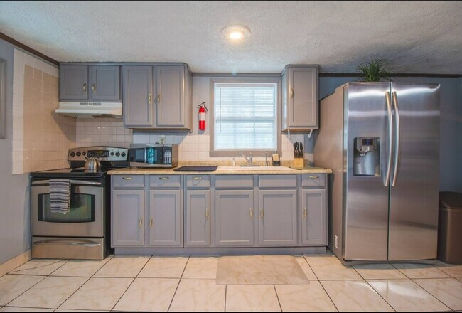 Building Photo - 1735 Grayson Dr