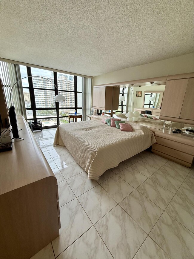 Building Photo - 2017 S Ocean Dr