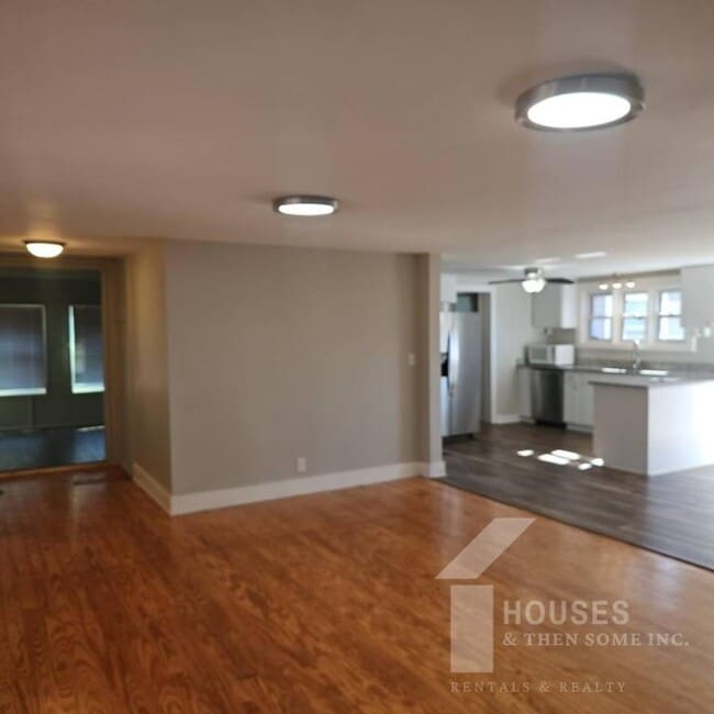 Building Photo - 250 Kirkland Ave