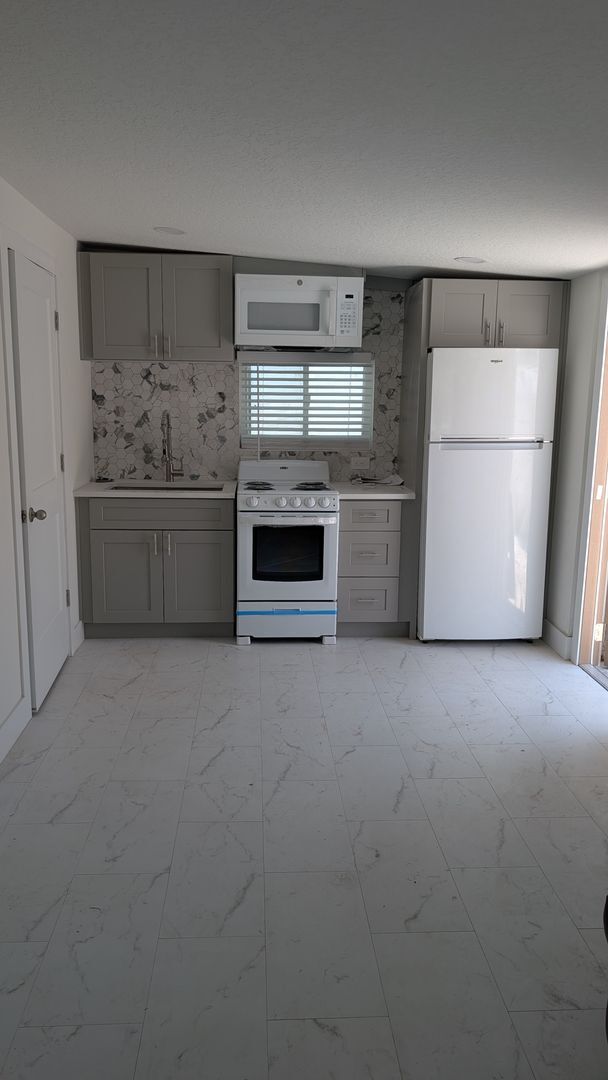 Building Photo - One bedroom one bath Adjacent apartment with private entrance.