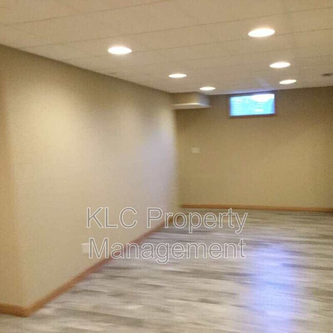 Building Photo - 1914 NW School St