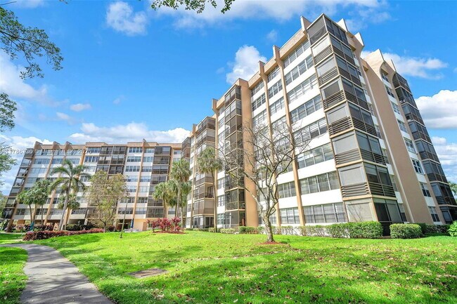 Building Photo - 1400 St Charles Pl
