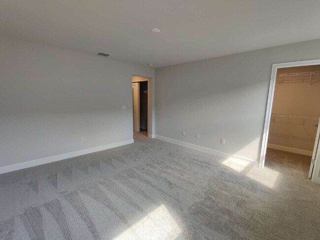 Building Photo - Beautiful 3-Bedroom Townhome in Gated Avea Pointe