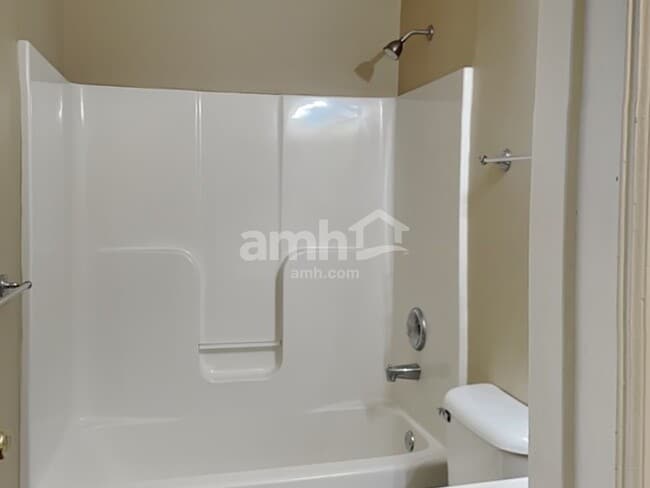 Building Photo - 10 Bobwhite Ct
