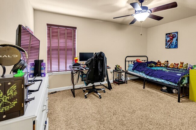 Building Photo - 5 Bedrooms in Crestview!!