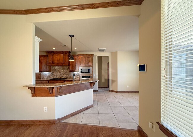 Building Photo - 3 Bed, 2.5 Bath Home in Oxford Park – Open Layout & Tall Ceilings