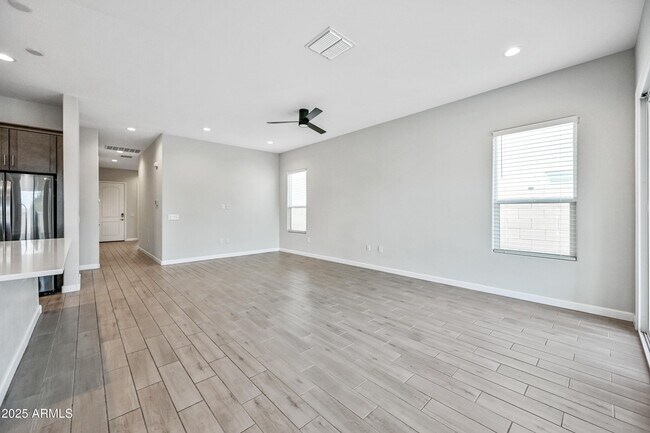 Building Photo - 2320 E Saguaro Park Ln