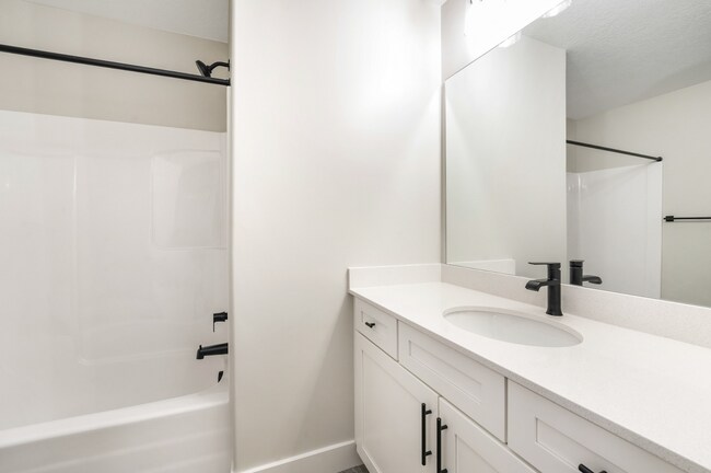 Building Photo - Pet Friendly Townhome in Willow Point – 3 ...