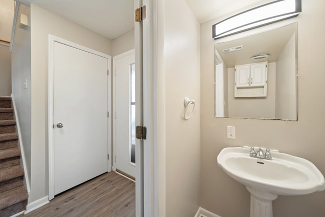 Building Photo - Charming 2-Bedroom townhome!