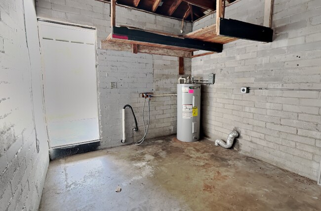 Building Photo - 2124 Valencia Rd