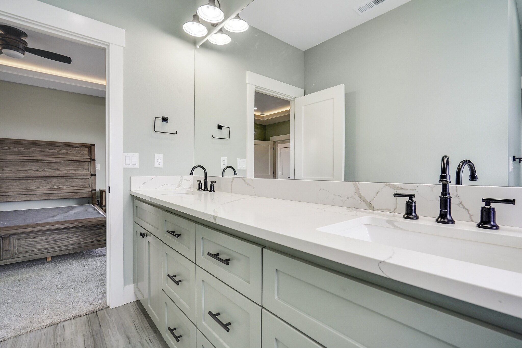 Building Photo - 1132 Thunderbird Ave S