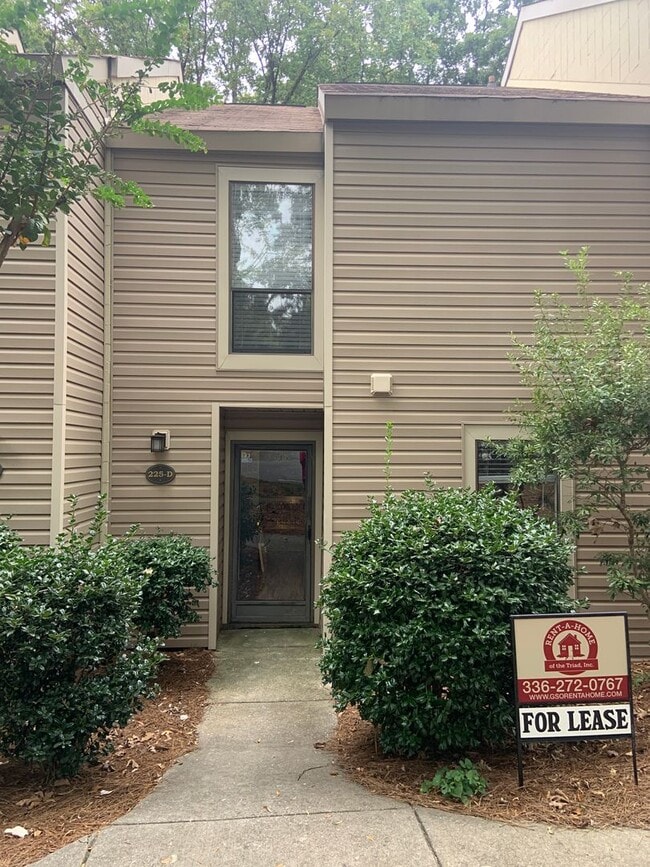 Building Photo - 2 BR/1.5 BA West Lake Townhome Near Dolley Madison
