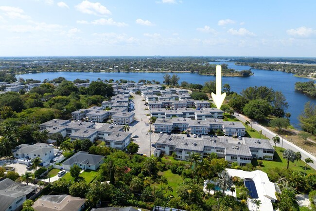 Building Photo - 2920 Lake Osborne Dr