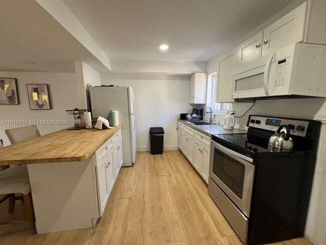 Building Photo - 1480 NE 151st St