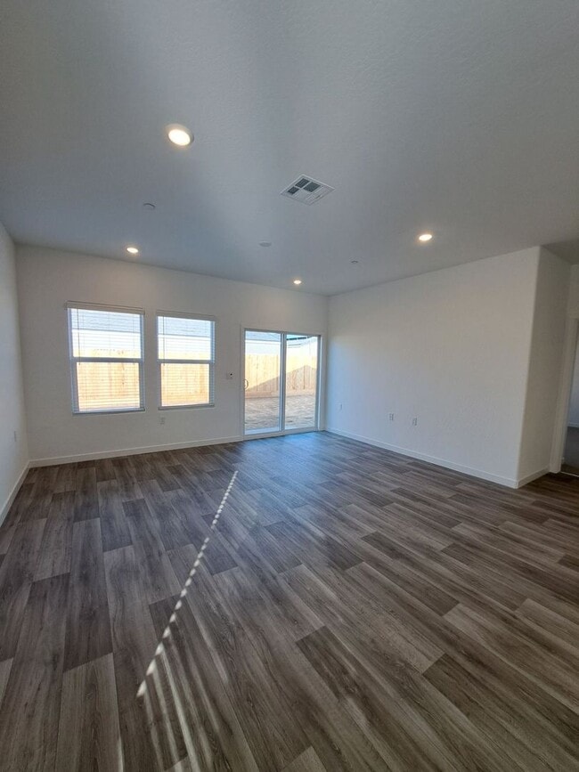 Building Photo - Spacious 3BR/2BA Home with Great Amenities in Madera!