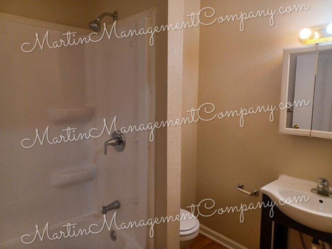 Building Photo - 617 E 11th St