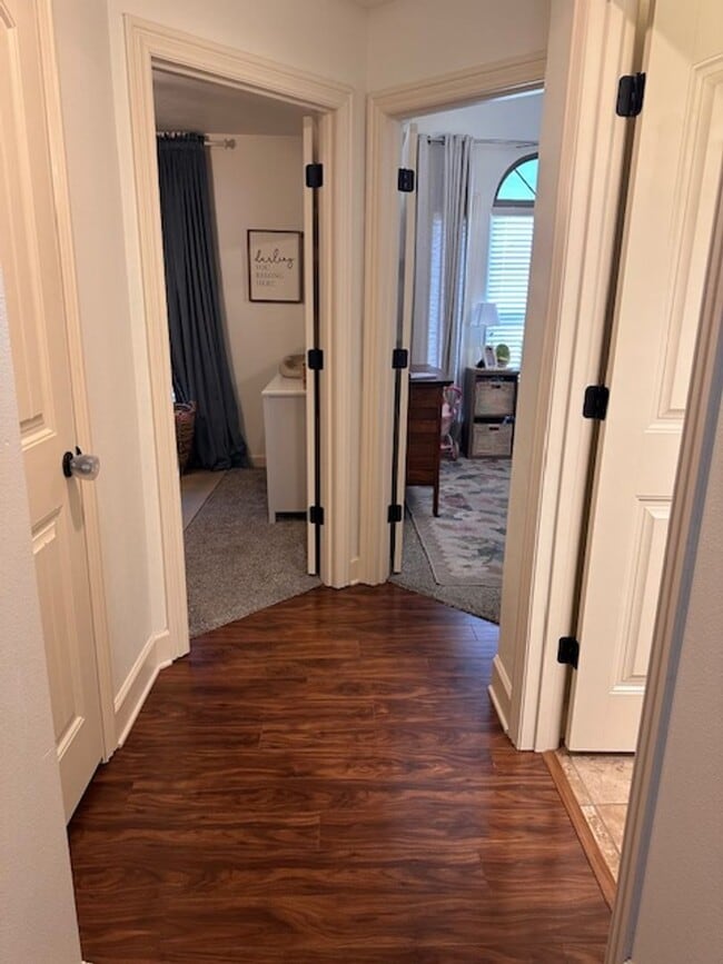 Building Photo - Ridgewood West End Home