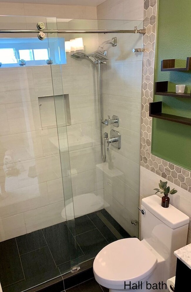 Building Photo - 3 bed updated OB townhome, near beach