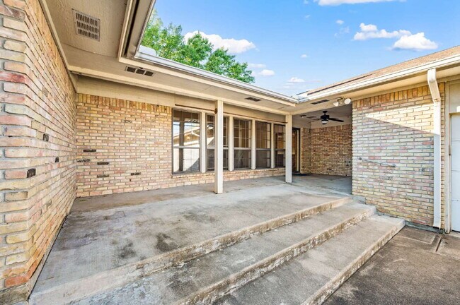 Building Photo - "Charming 3-Bed Oasis with Fireplace in the Heart of Grapevine – 2,238 Sq Ft of Comfort!"