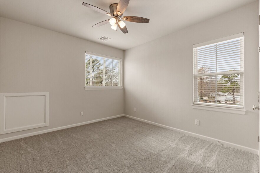 Building Photo - 319 W Commercial St