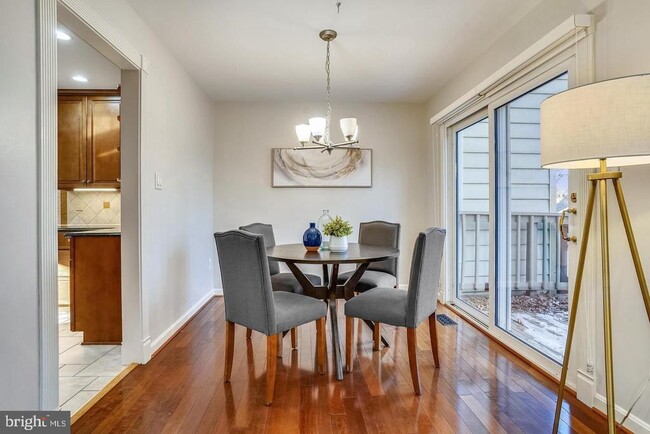 Building Photo - 9929 Hemlock Woods Ln