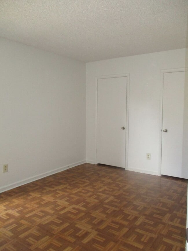 Building Photo - Lovely duplex close to base, shopping and area dining. Large open backyard great for cookouts. Fe...