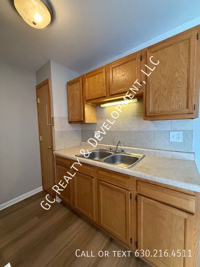 Building Photo - 735 Hill Dr