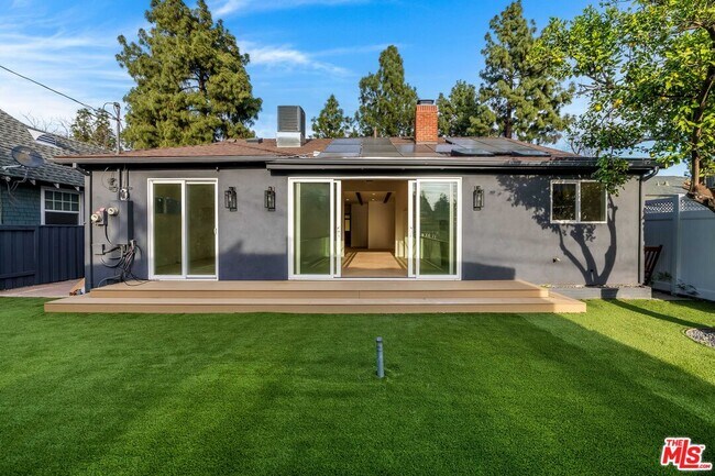 Building Photo - 749 N Niagara St