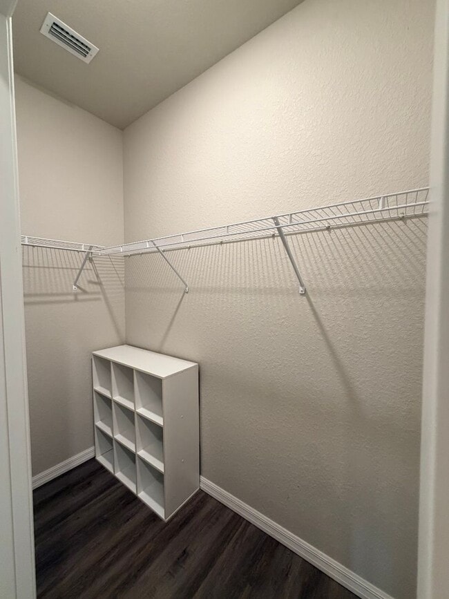 Building Photo - 3 bedrooms and 2 baths! FRESHLY RENOVATED!