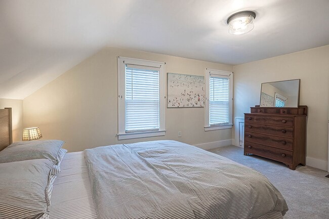 Building Photo - Quaint 4 bedroom Erie Home with Central Air & Garage Parking