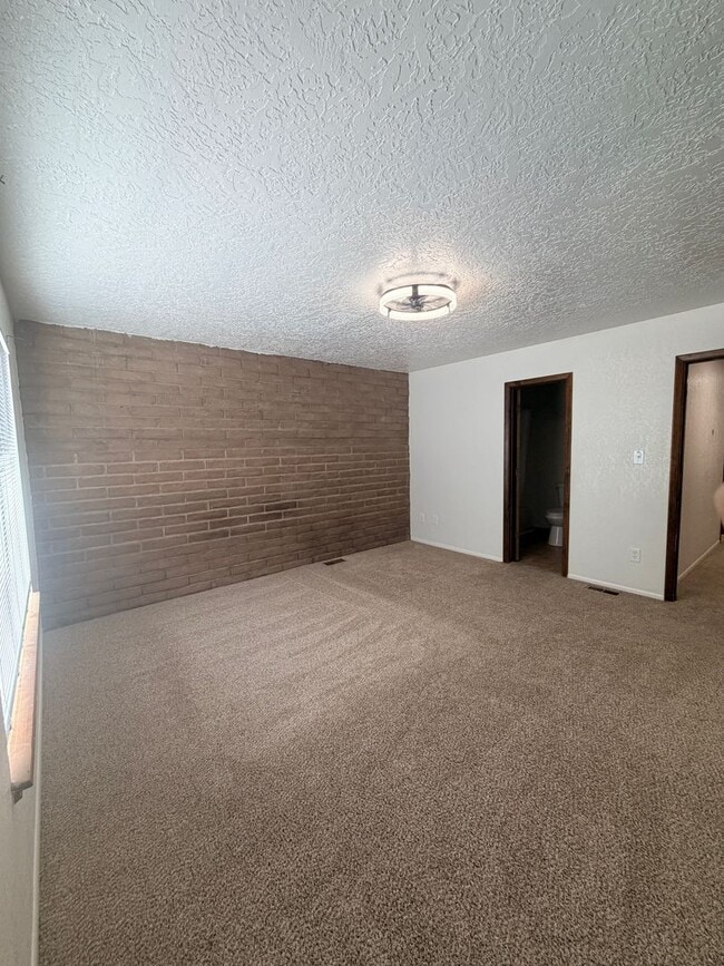 Building Photo - 3 Bedroom Townhouse