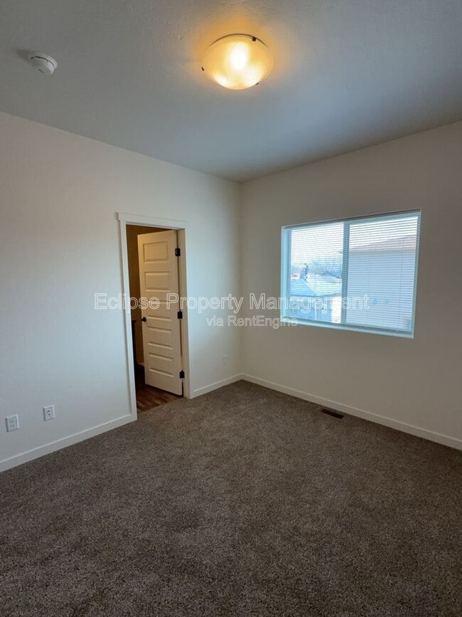 Building Photo - 250 Sasha St