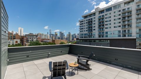 Building Photo - 729 N Sangamon St