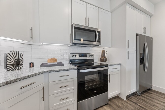 1BD, 1BA - 729 SF - Kitchen