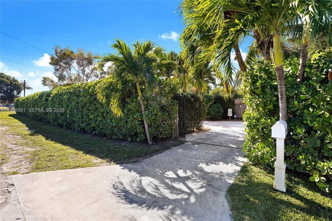 Building Photo - 212 SW 1st Ave