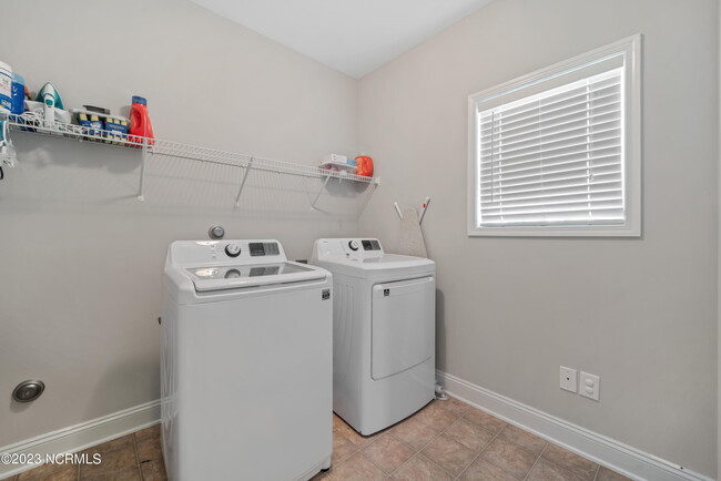 Building Photo - 270 Silver Hills Dr
