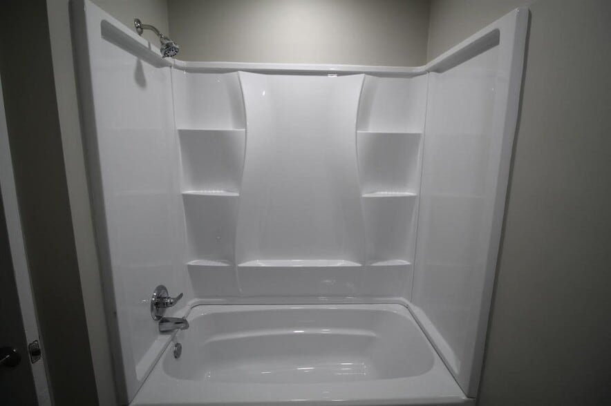 New Bathtub - 605 Buckingham Ln