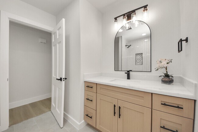 Building Photo - 26206 Maplewood Dr