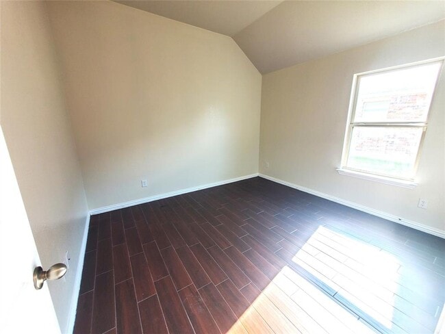 Building Photo - 807 Farmhouse Dr
