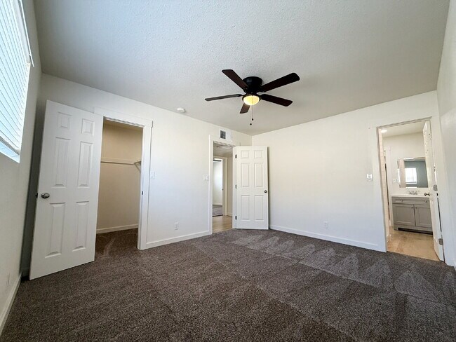 Building Photo - Charming 3-Bedroom Oasis with 2 Full Baths...