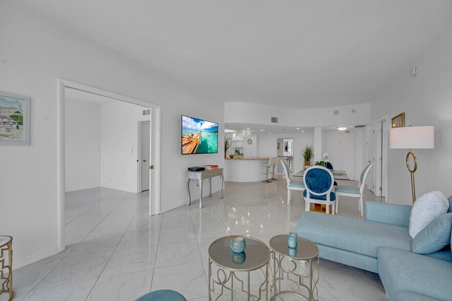 Building Photo - 4020 Galt Ocean Dr